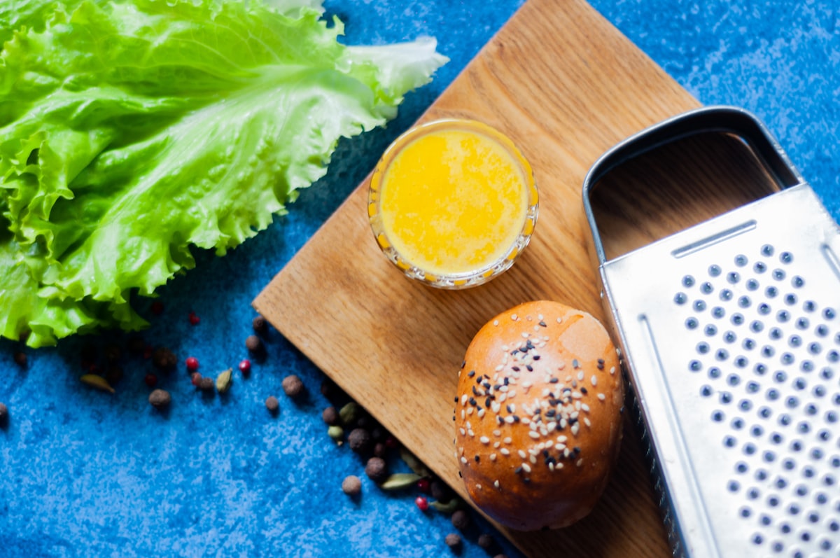 Alimentazione sana e equilibrata con verdure fresche, frutta e cereali integrali per il benessere articolare
