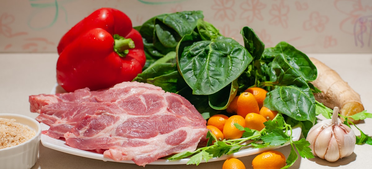 Legumi e cereali integrali come lenticchie, ceci e riso integrale